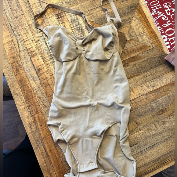 Skims Seamless Sculpt Bodysuit Brief with Snaps - Picture 2 of 6